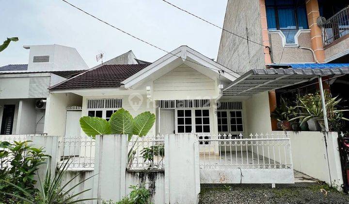 tampak depan dijual rumah cantik di komplek