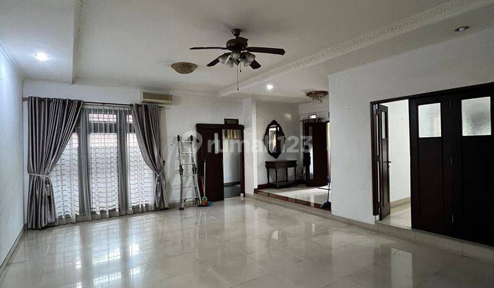 Disewa Rumah Cantik Full Furnished Daerah Polonia  9