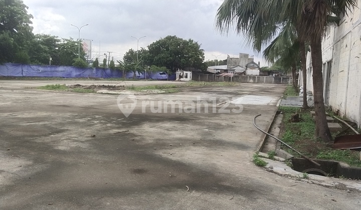 Warehouse for Rent in Bekasi, Very Large and Strategic Land for 25 40-Foot Containers