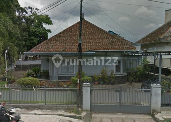 For Quick Sale: Strategically Located House in Business Area, Suitable for Banks, Cafes, or Residences.