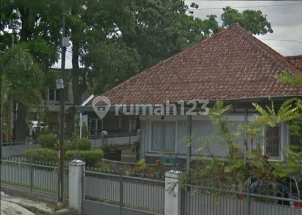 For Quick Sale: Strategically Located House in Business Area, Suitable for Banks, Cafes, or Residences. 2