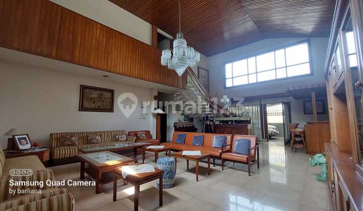 Dijual Rumah Besar di Jalan Hegarmanah Bandung.