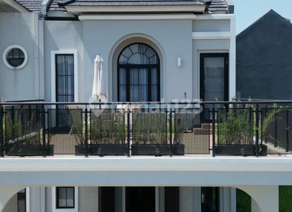 Rumah Dengan Sky Balcony Full Furnished Di Sutera Victoria