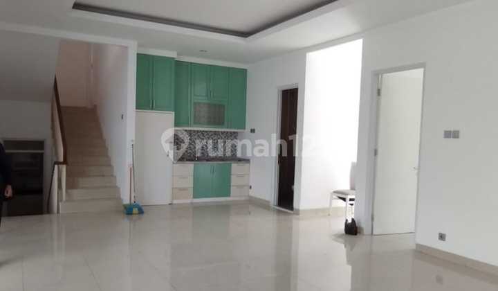 Rumah modern 2 lantai dalam komplek di Kebayoran Residence 