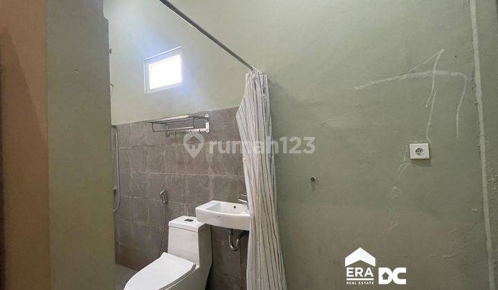 kamar mandi ruko kost pinggir jalan area