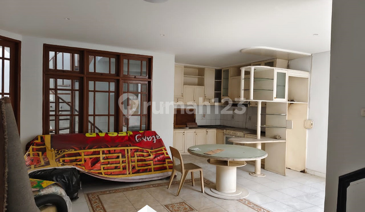 Murah!! Rumah 2 Lantai Siap Huni Ada Taman di Puri Kencana Jakarta Barat 2