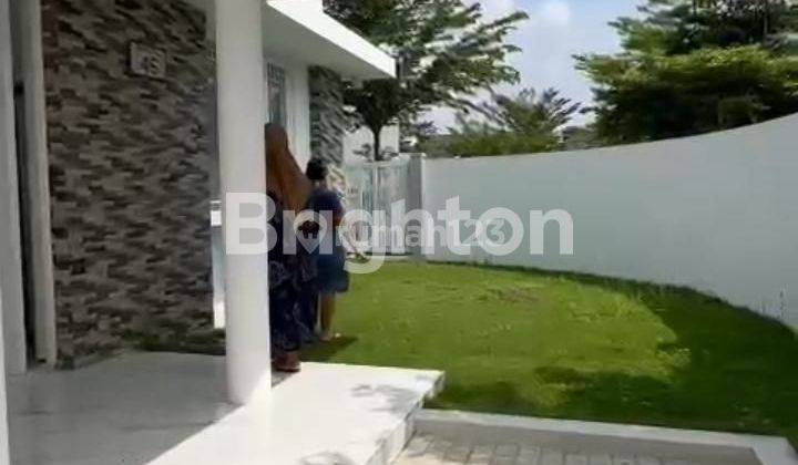 Rumah Cantik Posisi Hook Dekat Lapangan Golf Swimming pool dan Binus. Suasana sangat Tenang dan Nyaman. Cocok untuk hunian. 2