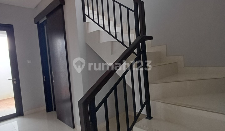 Dijual Rumah Siap Huni 2 Lantai Dekat Grand Wisata Bekasi 2