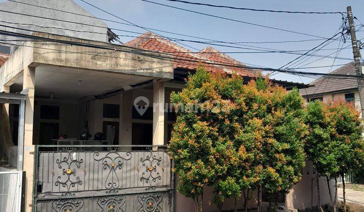 Rumah strategis di Komplek Japos Graha Lestari Jual Cepat 1