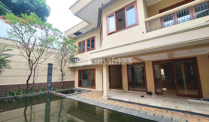 Rumah Mewah Pondok Indah 5 Kamar. Lokasi Strategis di Jalan Besar 1