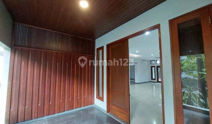 Rumah Area Senopati 3 Kamar, Ada Attic, Inner Courtyard Dan Kolam 2