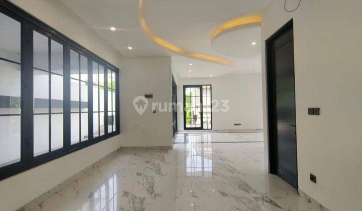 ruang keluarga rumah 3,5 lantai the caspia