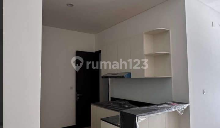 Here is the English translation of "Hiera Bsd Rumah Baru 3 Lantai Mewah Dan Modern Style":

Hiera BSD New 3-Storey Luxury and Modern Style House 2