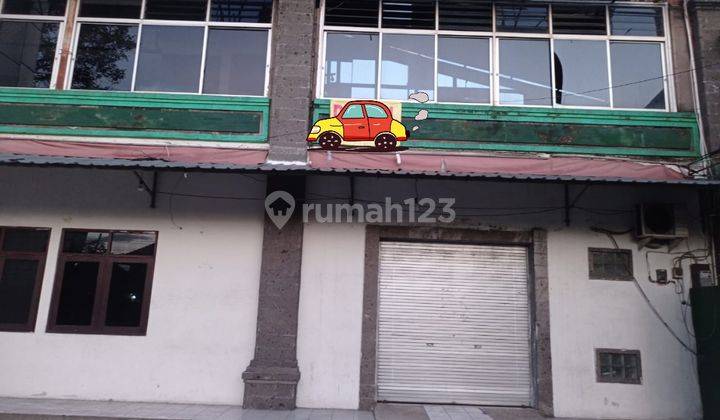 Selling a 2-story shophouse on Jl Imam Bonjol is very strategic 1