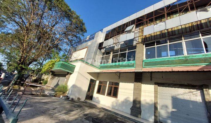 Selling a 2-story shophouse on Jl Imam Bonjol is very strategic 2