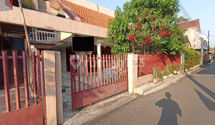 Rumah Besar 3 Lantai Dekat Rs Duren Sawit Akses Mudah - Carport 2 Mobil