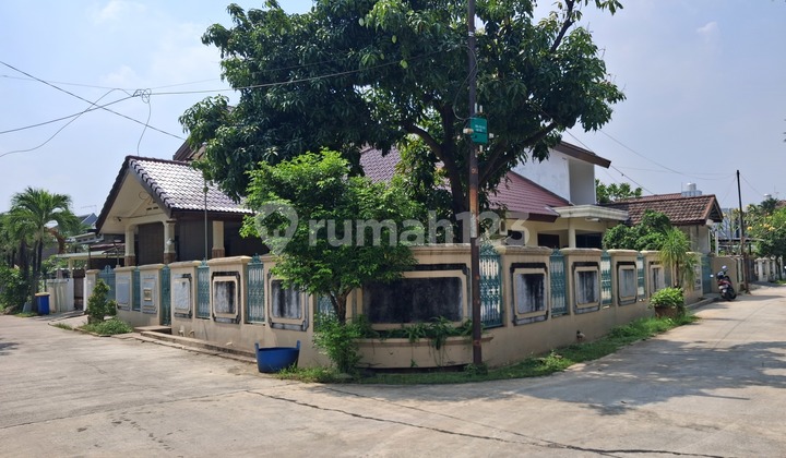 Ready-to-Occupy Hook House in a Large Housing Complex in Jatiwaringin 2