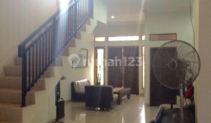 Rumah di Perumahan Jatiwaringin Bekasi 2 Lantai 5 Kamar Tidur