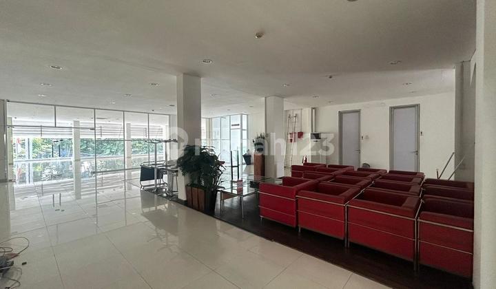 ruang tamu showroom lokasi strategis di sunter