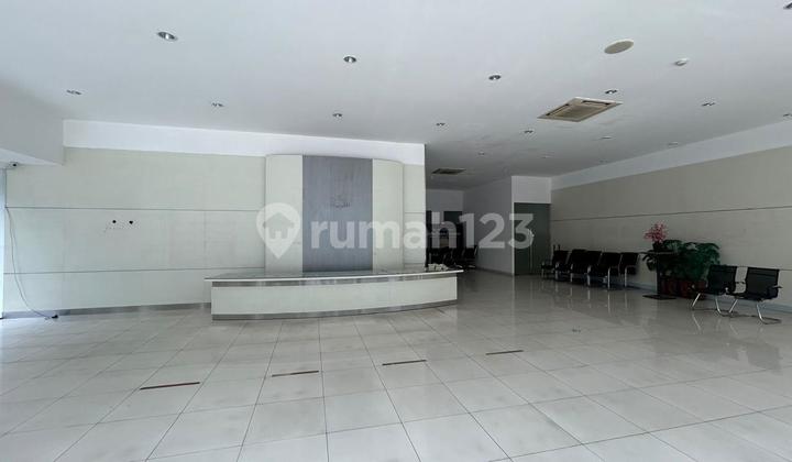 ruang tamu showroom lokasi strategis di sunter