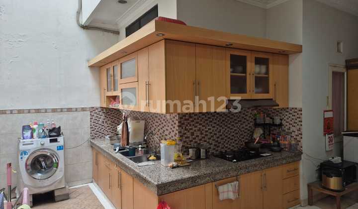 Rumah SHM Depan Taman di Harapan Indah Bekasi 2