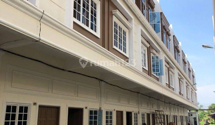 Komplek Perbatasan Palace, Rumah 3 Lantai Baru di Jl Perbatasan 2