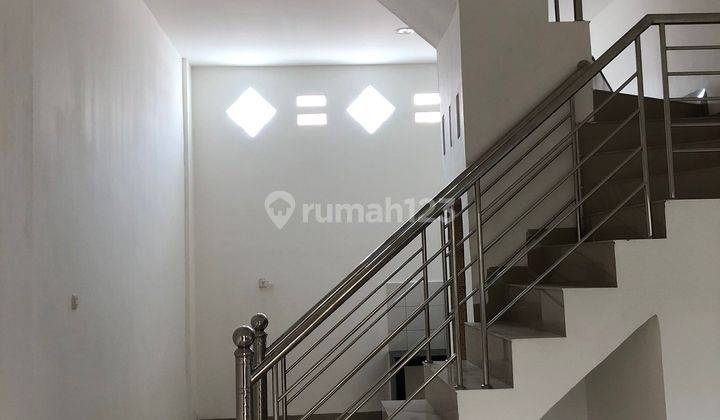Komplek Perbatasan Palace, Rumah 3 Lantai Baru di Jl Perbatasan 5