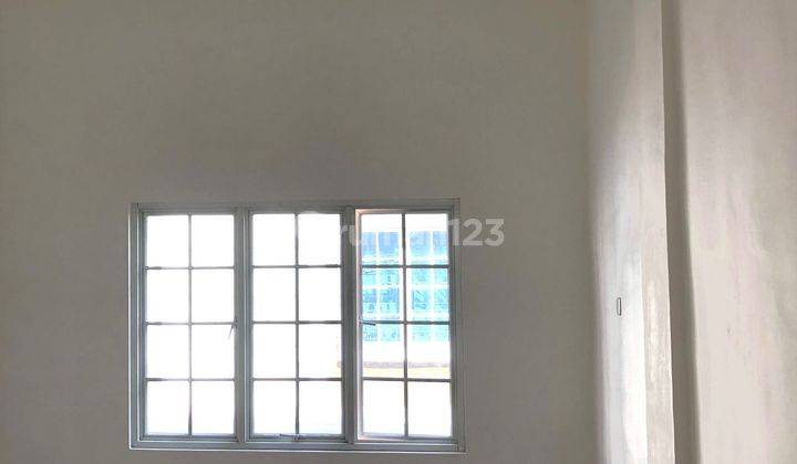 Komplek Perbatasan Palace, Rumah 3 Lantai Baru di Jl Perbatasan 7