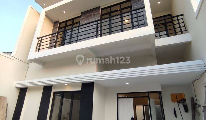 ‼️TERMURAH DI SURABAYA TIMUR‼️

Rumah Baru Mewah Minimalis Di Medayu Lebar 9 Meter Harga 1M-an Dekat Merr, Oerr

 1