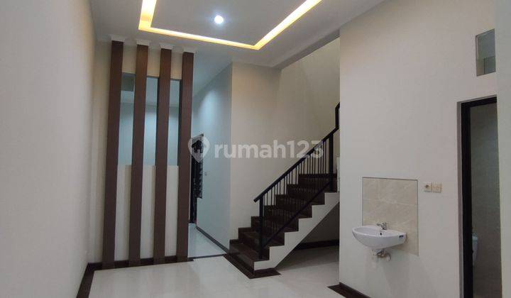 Rumah Baru Rungkut Harga 1M-an Row 3 Mobil 2lt Minimalis Dekat Jalan Raya, Merr, Upn 2