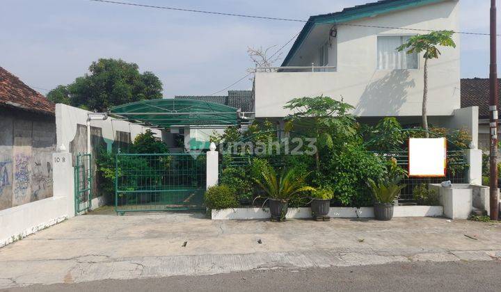 Rumah 2 Lantai Semi Furnished Pinggir Jalan Aspal di Maguwoharjo 1