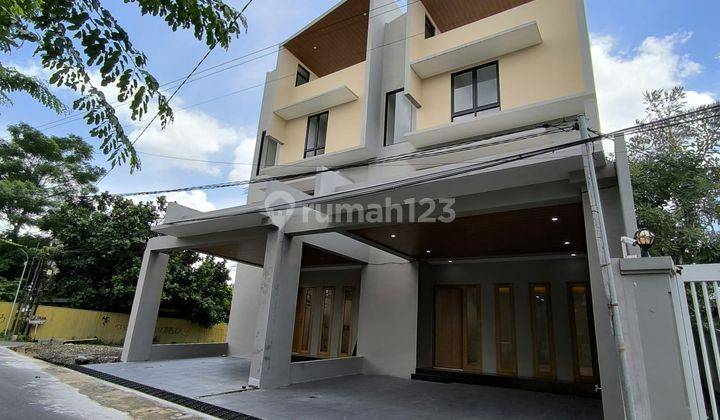 Saatnya Hidup Dalam Kemewahan di Rumah 3 Lantai Apik Depok, Sleman 1