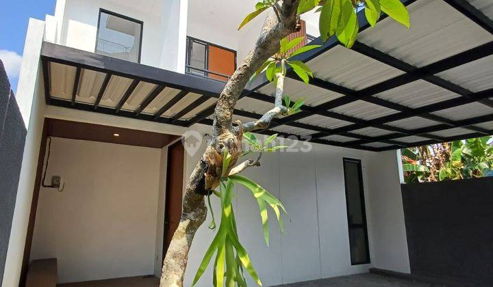Rumah Baru Modern 5 menit dari Ambarrukmo Plaza Rumah Baru Modern 5 menit dari Ambarrukmo Plaza