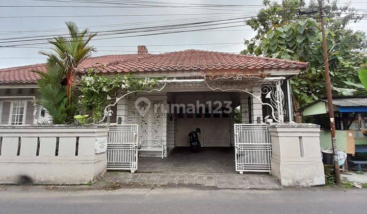 Rumah Gaya American Classic Tepi Jalan Apal di Piyungan, Bantul 1