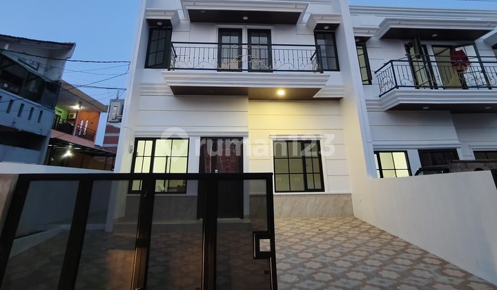 Luxury House Ready to Live, Flood-Free, One Step to Jatiwaringin Toll Road Luxury House Ready to Live, Flood-Free, One Step to Jatiwaringin Toll Road