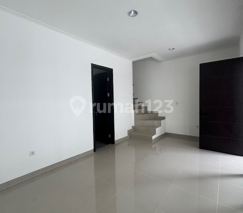 Disewakan Rumah Osaka Residence Pik 2, Uk 6X10, 3 Lantai, Brandnew 2