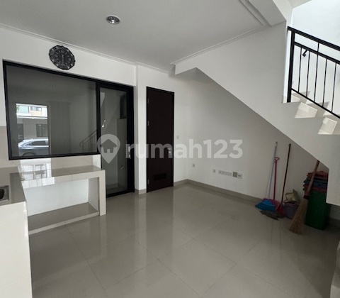 Disewakan Rumah Milenial PIK 2, ukuran 4.5x10, 2 lantai, Semifurnished Siap Huni