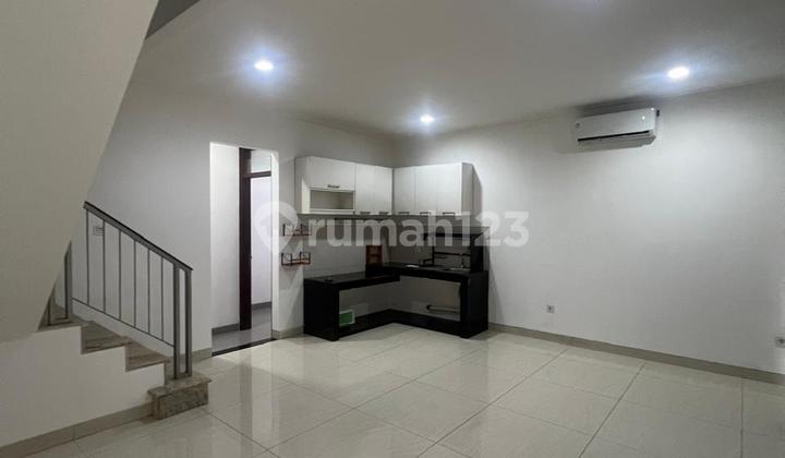 Disewakan rumah Golf Island PIK uk 6x12,5 3 lantai semi furnish