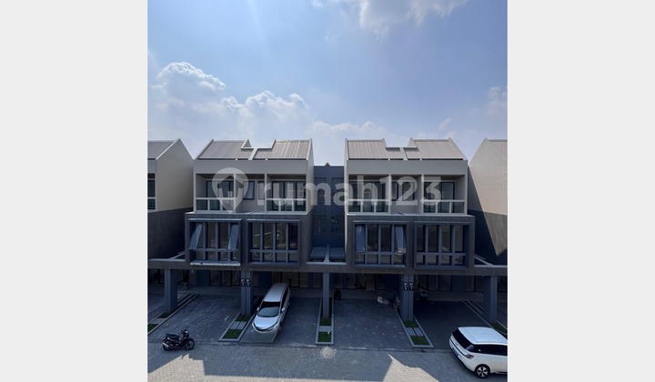 Shop House for Quick Sale with Strategic Location and Rental Income