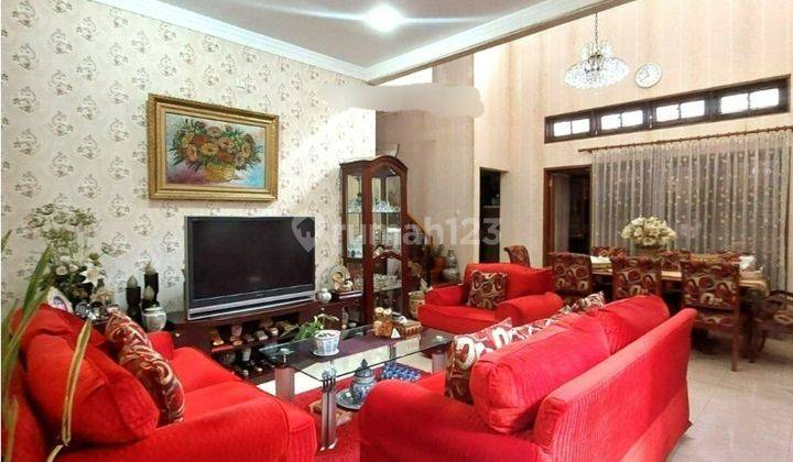 ruang keluarga rumah rapi terawat cluster bintaro