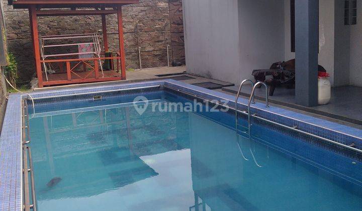 Dijual Rumah Cantik dengan Kolam Renang di Sayap Soekarno Hatta 1