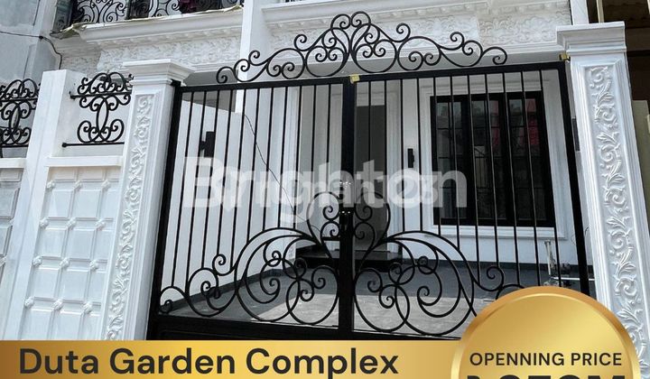 Rumah siap huni Duta Garden bangunan 2 lantai American Classic Jakarta Barat