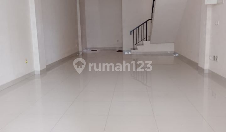 For Rent: Fresh Market Shop Facing Inward at Green Lake City