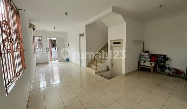 Dijual Cepat Rumah Hoek Samping Taman Di Taman Semanan Indah  