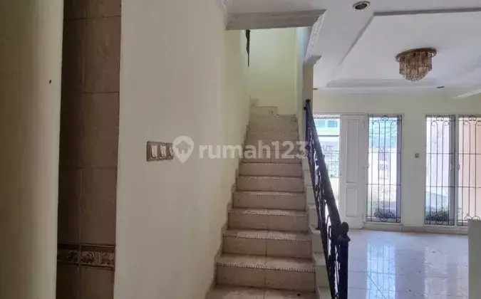 P Ht Dijual Rumah 2 Lantai Kondisi Rumah Bagus di Taman Grisenda  2