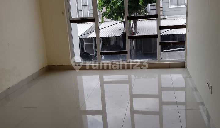 P For Rent Latin American House in Green Lake City Min. 2 Years 2