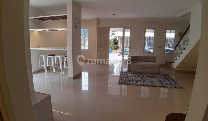 Disewakan Rumah Hoek Baru Renov Semi Furnished di Green Lake City 2