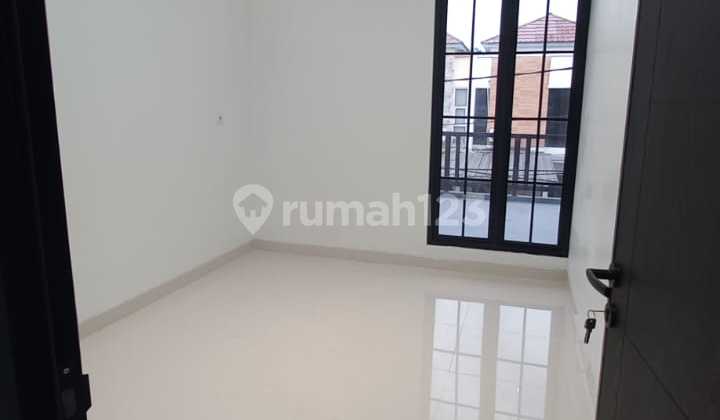 Ready-to-Occupy House in Green Boulevard, Harapan Indah City Bekasi – Premium Location! 2