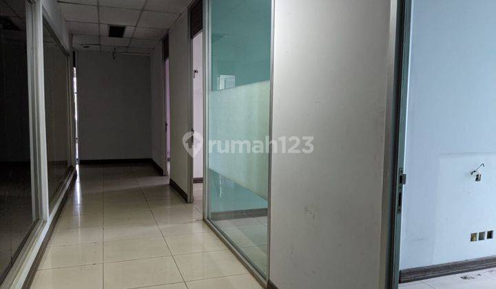 Disewakan Gedung 5 lantai di Jalan Kapten Tendean 4