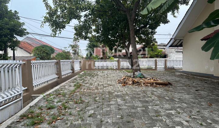 Hoek House in Pondok Mekarsari Housing, Cimanggis-Depok